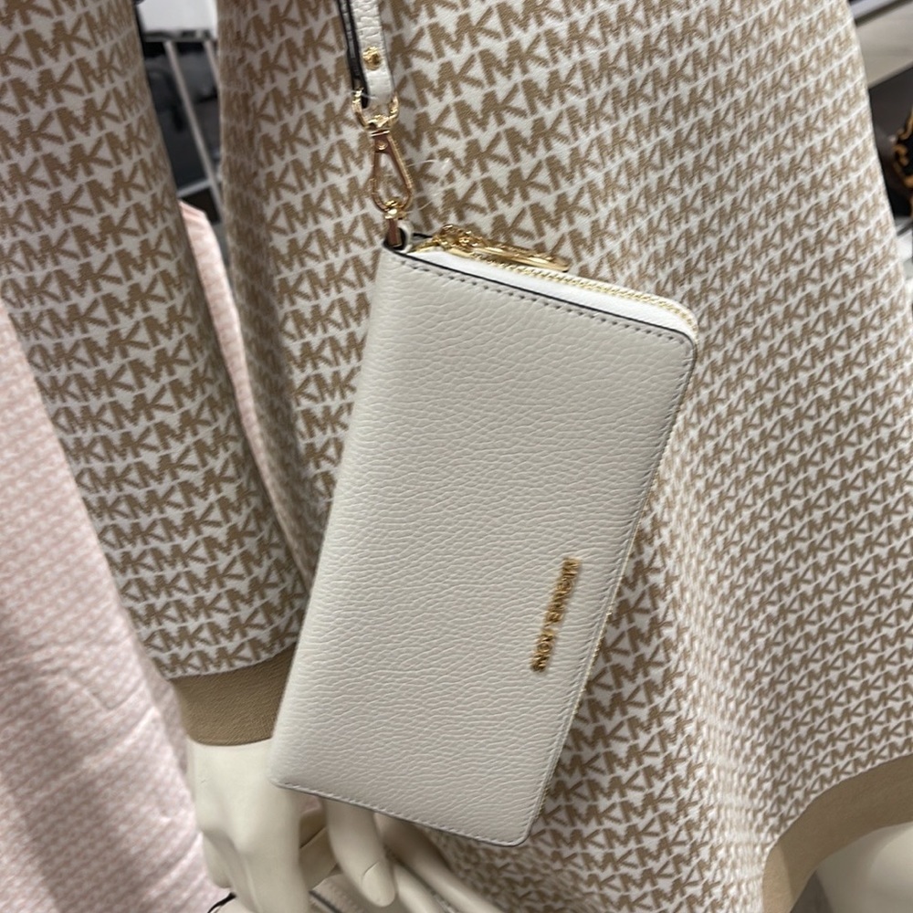 MICHAEL KORS LARGE TRAVEL CONTINENTAL WRISTLET WALLET OPTIC WHITE COLOR - Picture 11 of 16